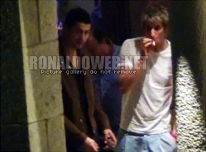 Tiền vệ Fabio Coentrao (Real Madrid) cũng phì phèo thuốc lá bên cạnh ngôi sao C. Ronaldo.